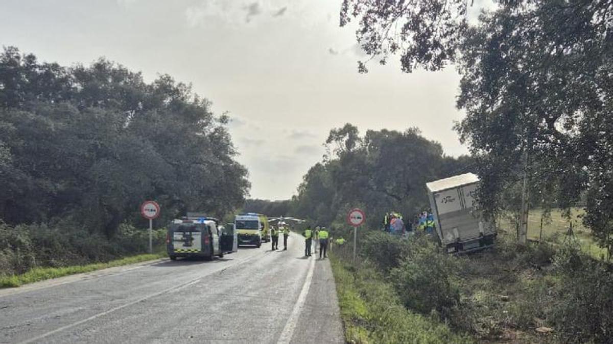 Fallecido el conductor de un camión tras salirse de la vía en Oliva de la Frontera, Badajoz.