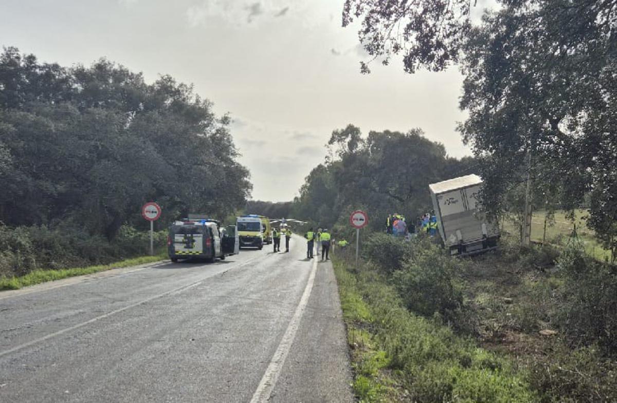 Fallecido el conductor de un camión tras salirse de la vía en Oliva de la Frontera, Badajoz.