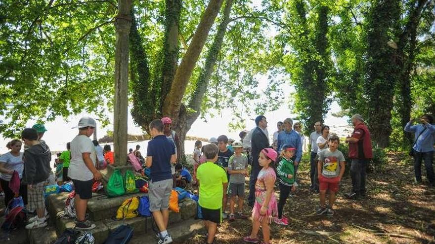 Niños del colegio de Rubiáns visitaron la isla. // Iñaki Abella