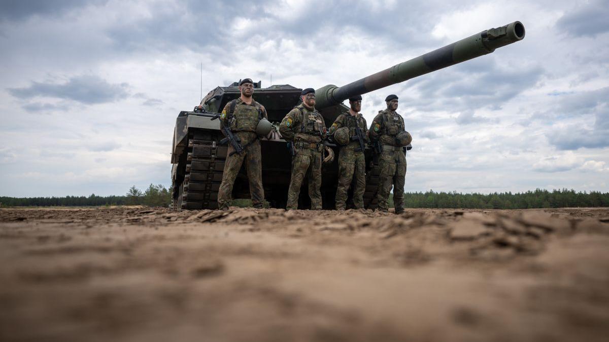 7 de junio de 2022.- Tanque Leopard 2 del ejército alemán en Lituania, detrás de unos soldados que participan en los ejercicios de la OTAN en el país báltico.