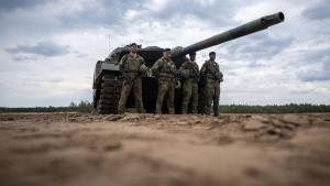 Tanque Leopard 2 del ejército alemán en Lituania, detrás de unos soldados que participan en los ejercicios de la OTAN en el país báltico.