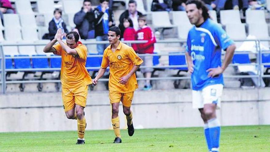 El jugador del Universidad Angel Sánchez celebra su gol ante la resignación de Curro, a la derecha.