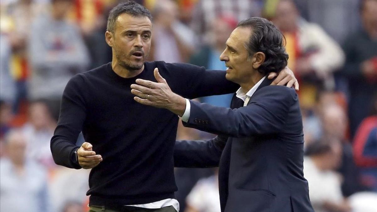 Luis Enrique y Prandelli se saludan tras finalizar el partido de Mestalla