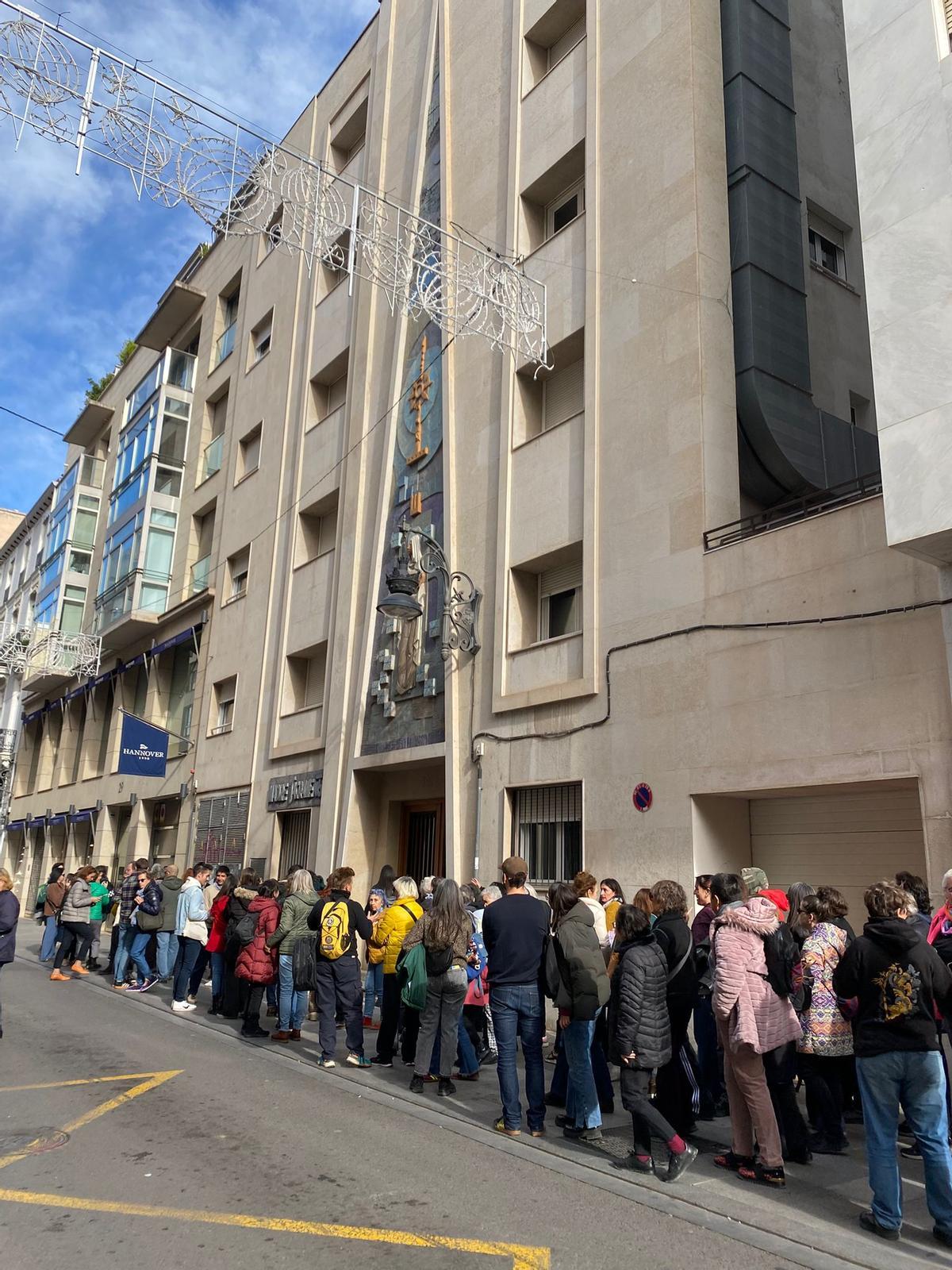 La ruta ante la residencia Madre Sacramento en la calle Hernán Cortés de València.