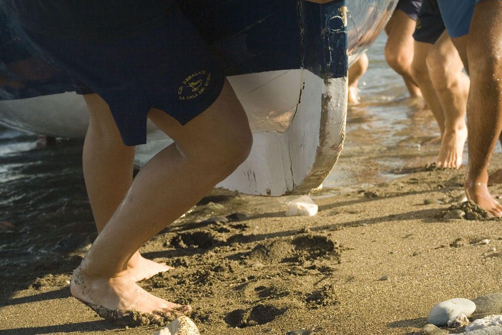 La Asociación de Amigos de la Barca de Jábega celebró el pasado lunes el solsticio de verano en la playa de La Araña con paseos en barca de jábega, sones de caracolas y lectura de poemas y relatos