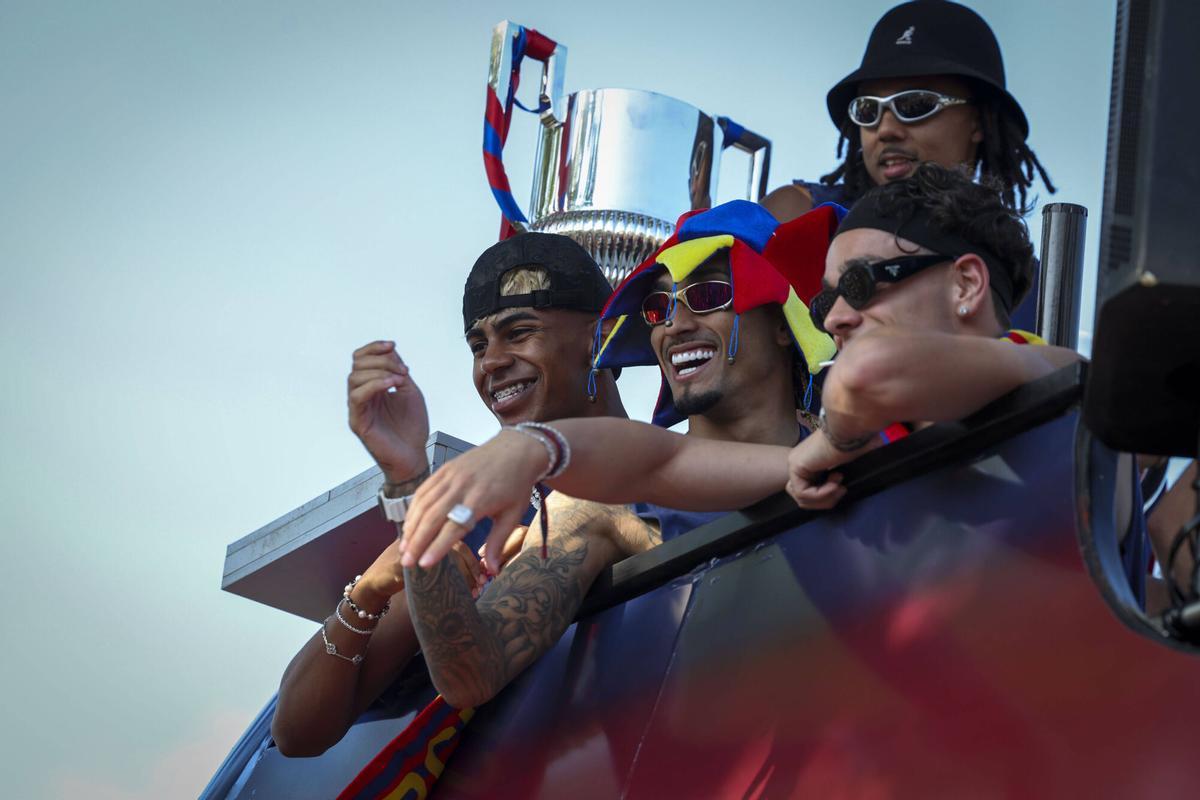 Lamine Yamal, con Raphinha, Héctor Fort y Jules Koundé, en la rúa de campeones de la temporada anterior.
