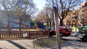 Un conductor borratxo encasta el cotxe en un parc infantil al fugir de la Guàrdia Urbana a Lleida