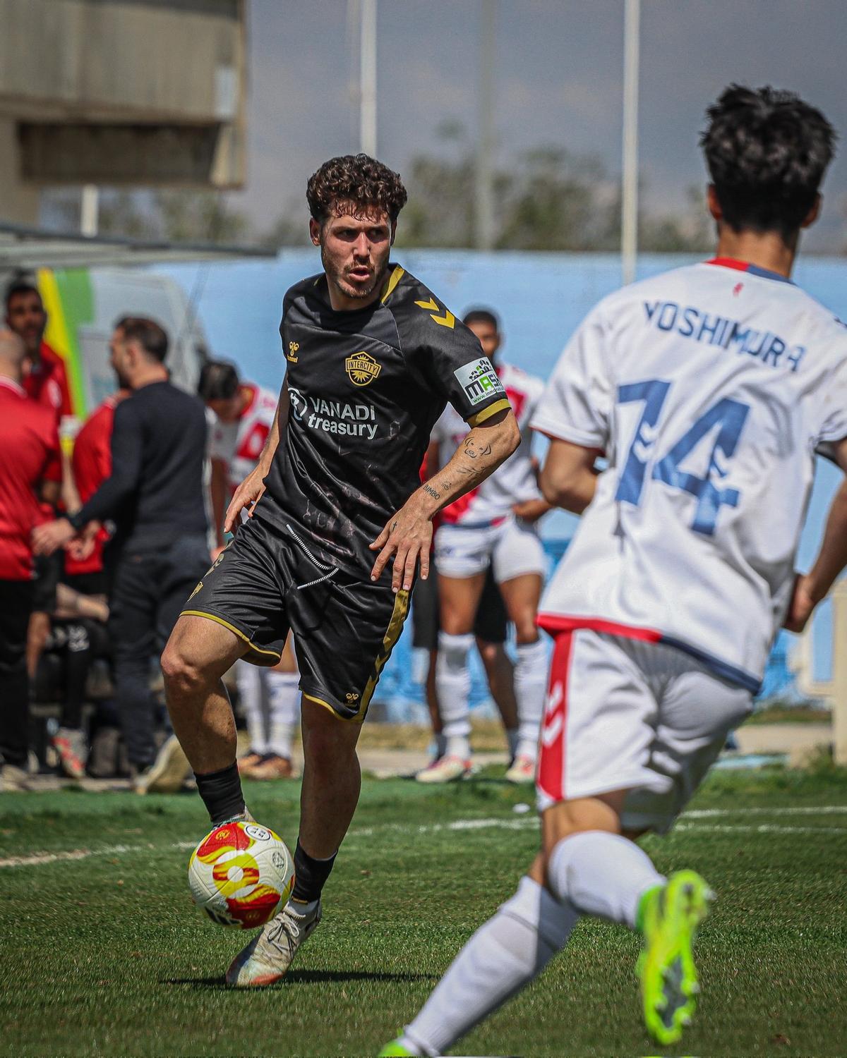 Julio Gracia controla el balón ante la oposición de Yoshimura, del Rayo Majadahonda.