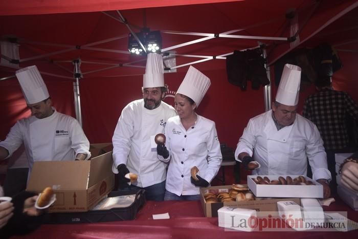 Degustación de monas y chocolate en la Plaza del Romea