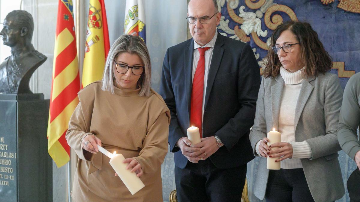 Mari Carmen Sánchez (PP), Manuel Villar (PP) y Trini Amorós (PSOE) encienden una vela en el Salón Azul.