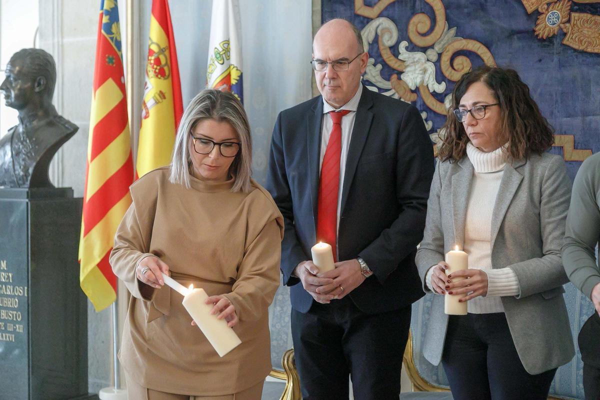 Mari Carmen Sánchez (PP), Manuel Villar (PP) y Trini Amorós (PSOE) encienden una vela en el Salón Azul.