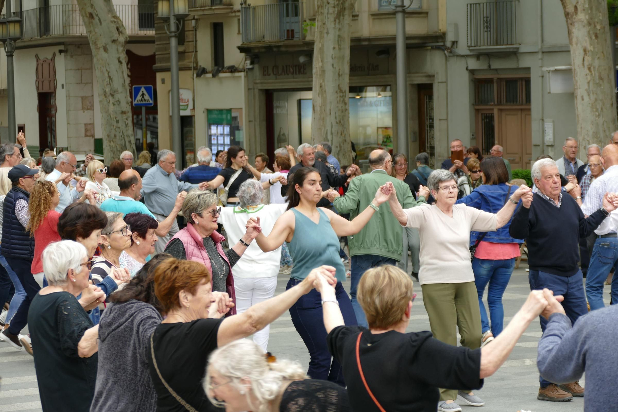 Les sardanes omplen la Rambla de Figueres amb la Cobla Selvatana