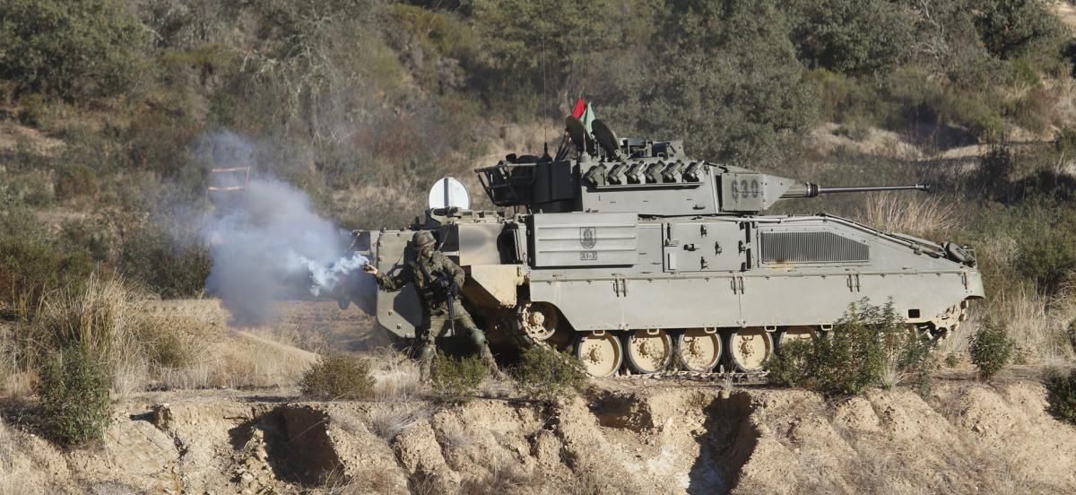 Maniobras de la brigada Guzmán el Bueno antes de su despliegue en Letonia