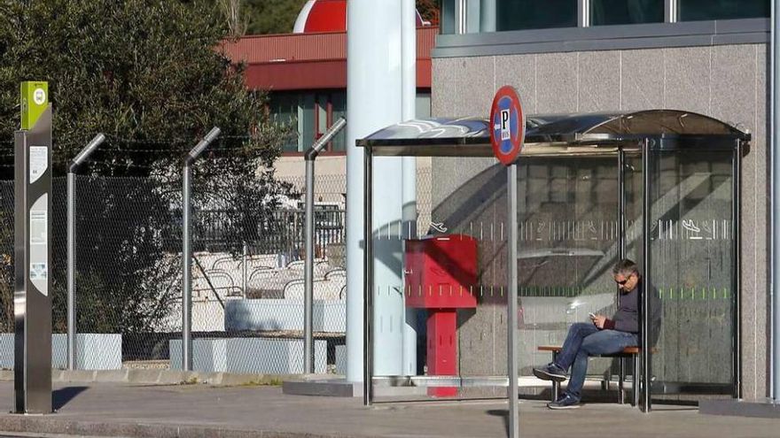 Aena habilita ahora una marquesina de bus para resguardarse de la lluvia | Los pocos usuarios del único bus público al aeropuerto podrán al menos esperar el autocar resguardados los días de lluvia. Aena ha habilitado en los últimos días una marquesina en la parada pese a que la reforma del aeropuerto terminó el año pasado. A él solo llega la línea 9A de Vitrasa. No es una ruta específica, ya que tiene decenas de paradas y el bus no está habilitado para maletas. Además, no llega ni a la estación de tren ni a la de bus.