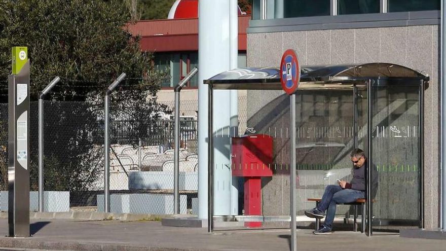 Aena habilita ahora una marquesina de bus para resguardarse de la lluvia  |  Los pocos usuarios del único bus público al aeropuerto podrán al menos esperar el autocar resguardados los días de lluvia. Aena ha habilitado en los últimos días una marquesina en la parada pese a que la reforma del aeropuerto terminó el año pasado. A él solo llega la línea 9A de Vitrasa. No es una ruta específica, ya que tiene decenas de paradas y el bus no está habilitado para maletas. Además, no llega ni a la estación de tren ni a la de bus.