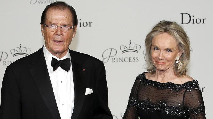 Roger Moore junto a su mujer Kristina Tholstrup.