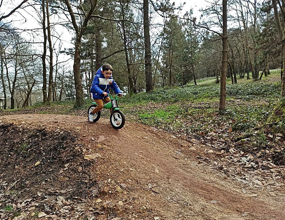 El niño Pelayo Álvarez, en el circuito de puntrak.