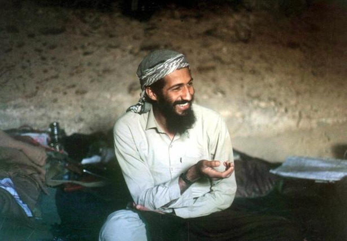 Fotografia del 1998 que mostra Ussama bin Laden en una cova de Jalalabad (Afganistan).