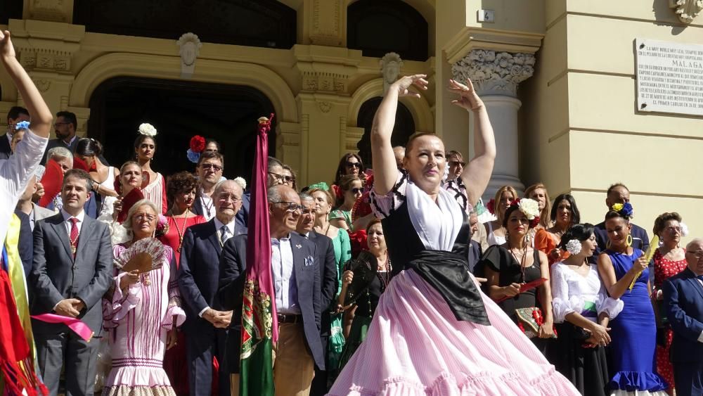 El alcalde de Málaga, Francisco de la Torre, entrega la bandera de la ciudad a Francisco Javier Jurado Carmona.