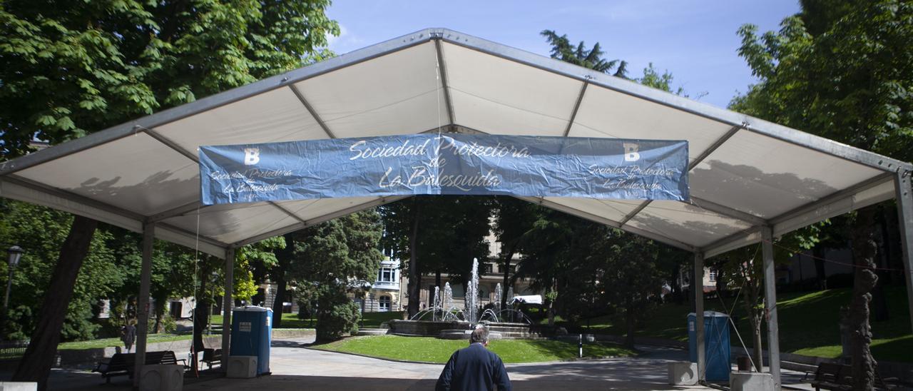 La carpa del paseo del Bombé, ya instalada para el Martes de Campo.