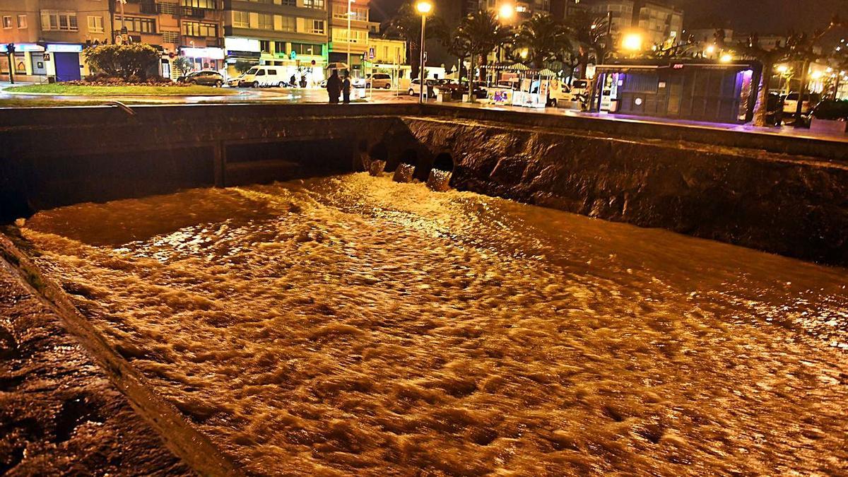 El río Maior, a su paso por Sada, al límite tras las lluvias de la semana pasada. |   // VÍCTOR ECHAVE