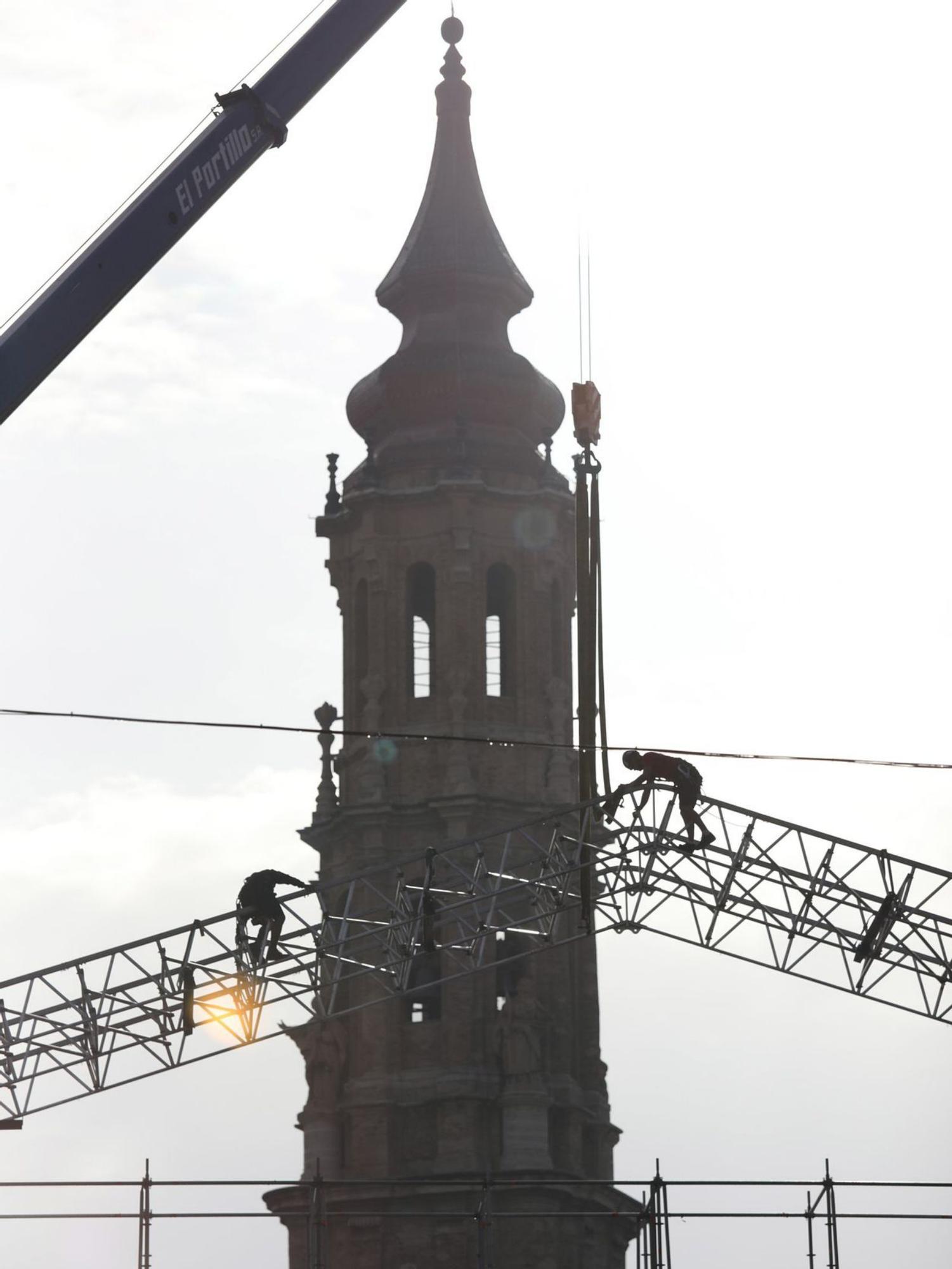 Dos operarios en el escenario.