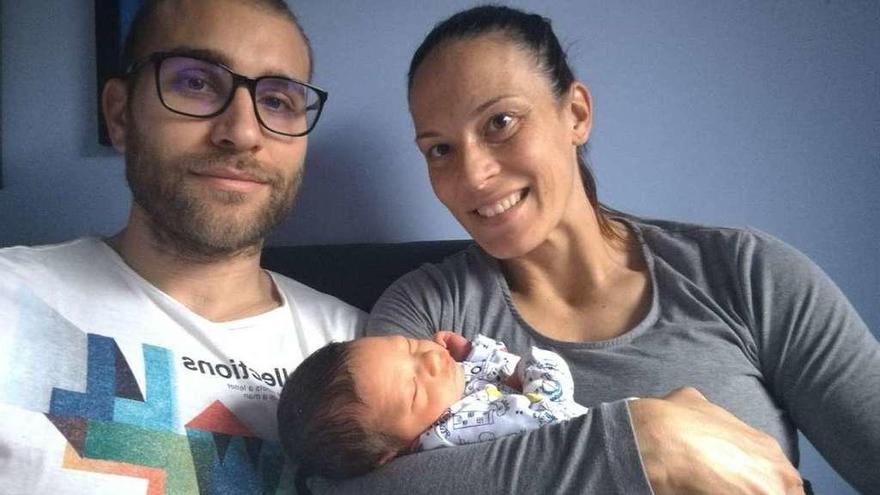 Los piragüistas Roberto Rodríguez Lechuga y Ana Varela, con el pequeño Tiago. // FdV