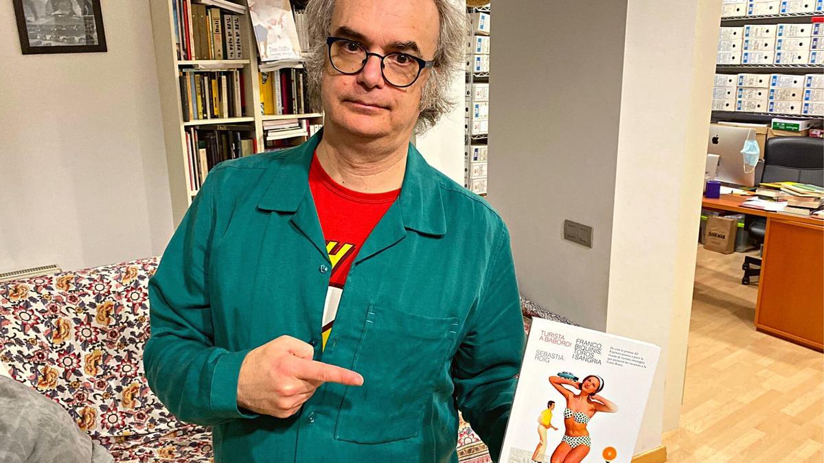 Sebastià Roig, mostrant el llibre que acaba de publicar