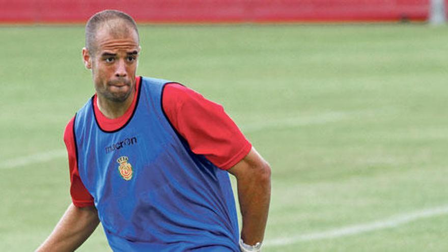 Rubén Miño golpea la pelota durante un entrenamiento en Son Bibiloni.