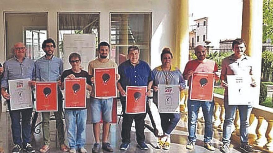 El alcalde con organizadores del evento durante la presentaciÃ³n.