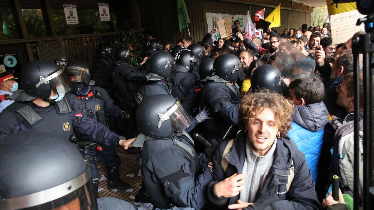 Huelga de profesores: manifestación frente a la Conselleria d'Educació en Barcelona