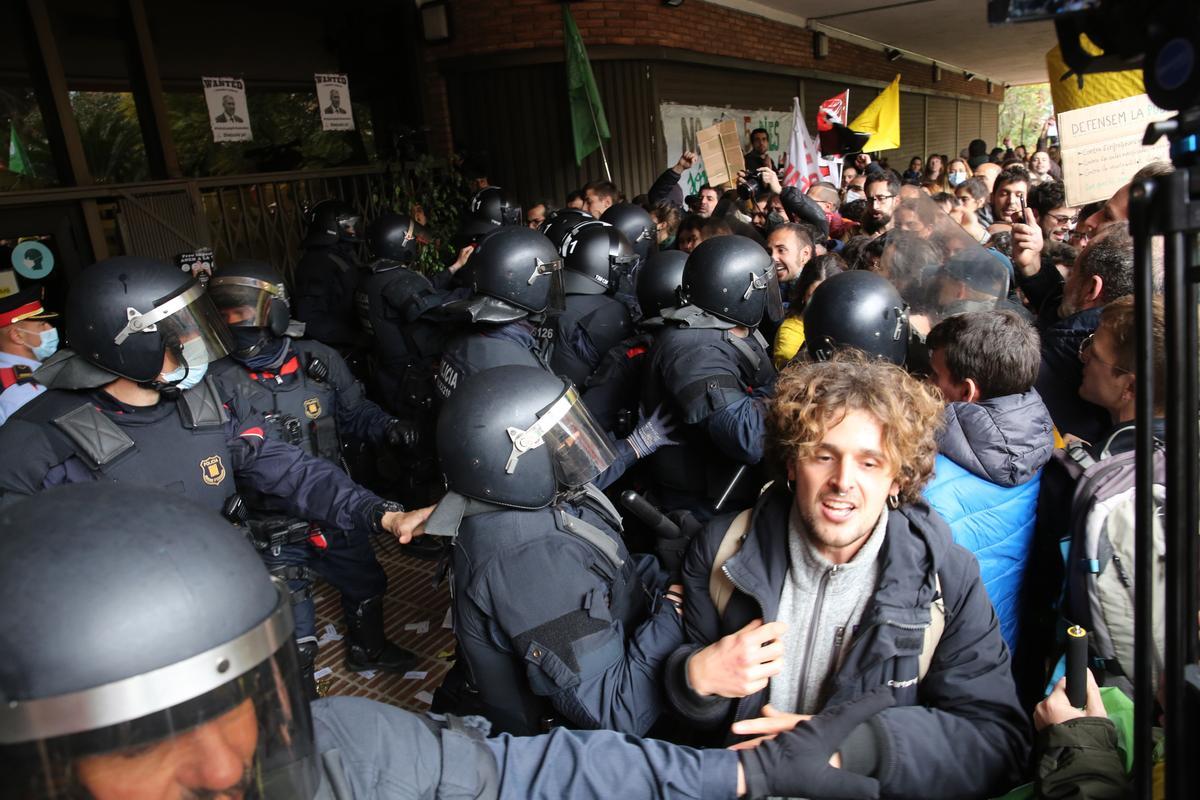 Els professors demanen la mediació d’Aragonès després d’una manifestació «històrica»