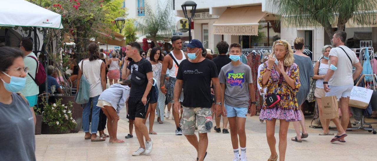 Turistas paseando por Sant Francesc Xavier durante el pasado mes de julio. | C.C.