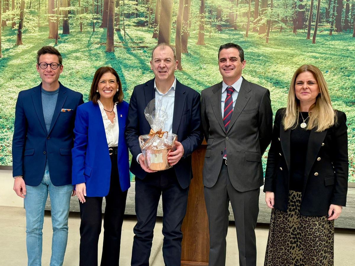 Vicente Martínez-Galí, María Tormo, Julio Delgado y Silvana Rovira, en la entrega de la caldera a José Vicente Tomás, gerente de Kerajet.