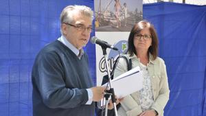 Antoni Mas, junto a la alcaldesa de Cambrils, Camí Mendoza, en la presentación del festival internacional de música de la localidad.