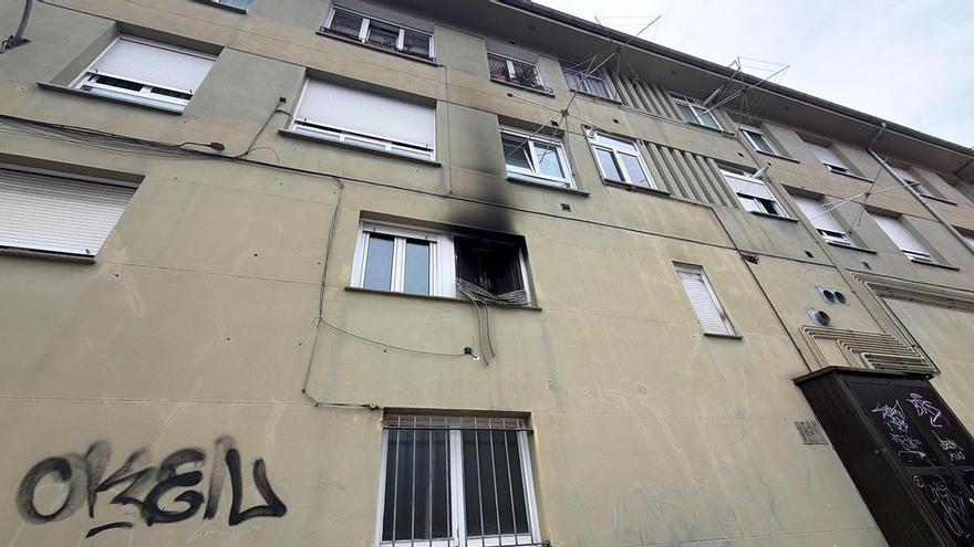 La Policía busca pistas en Pumarín sobre la mujer que tenía alquilado el piso incendiado en Oviedo