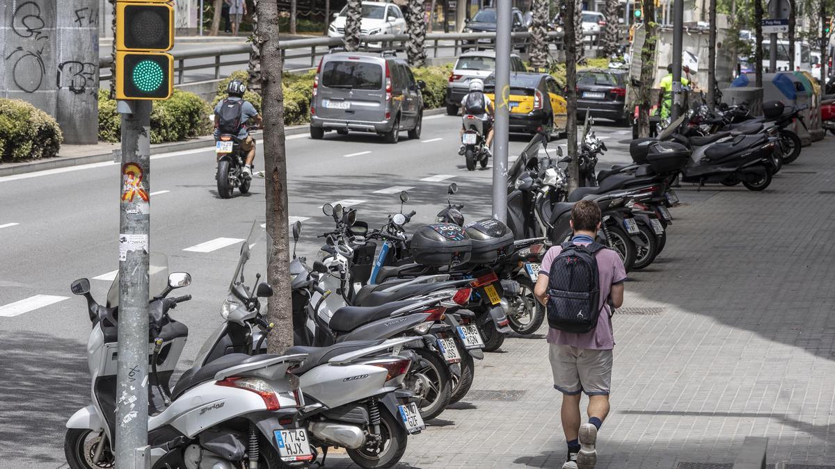 Motocicletas aparcadas en la acera de la ronda del General Mitre con Balmes, en Barcelona.