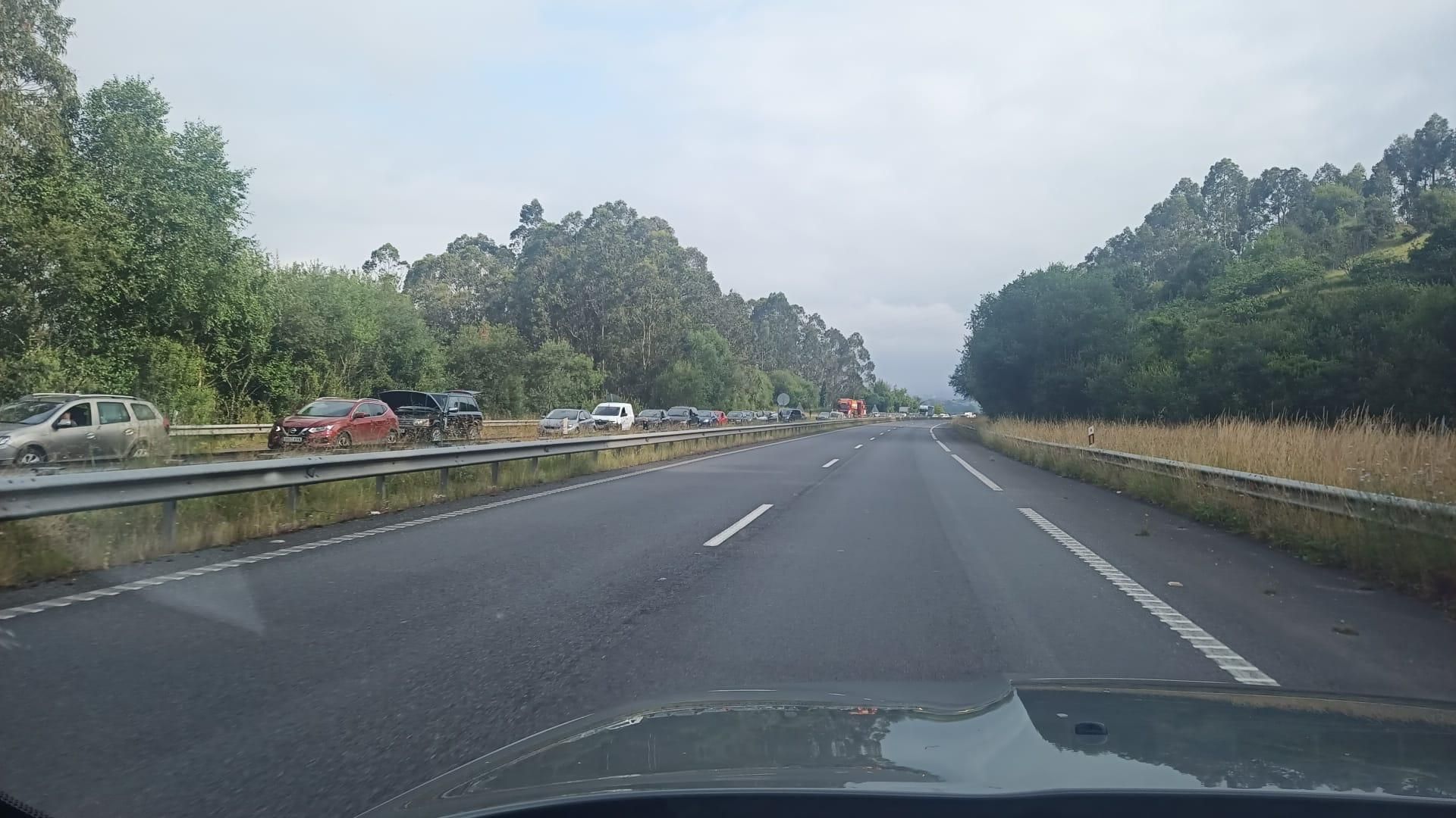 Espectacular atasco en la autopista "Y" en sentido Gijón por un coche ardiendo (en imágenes)