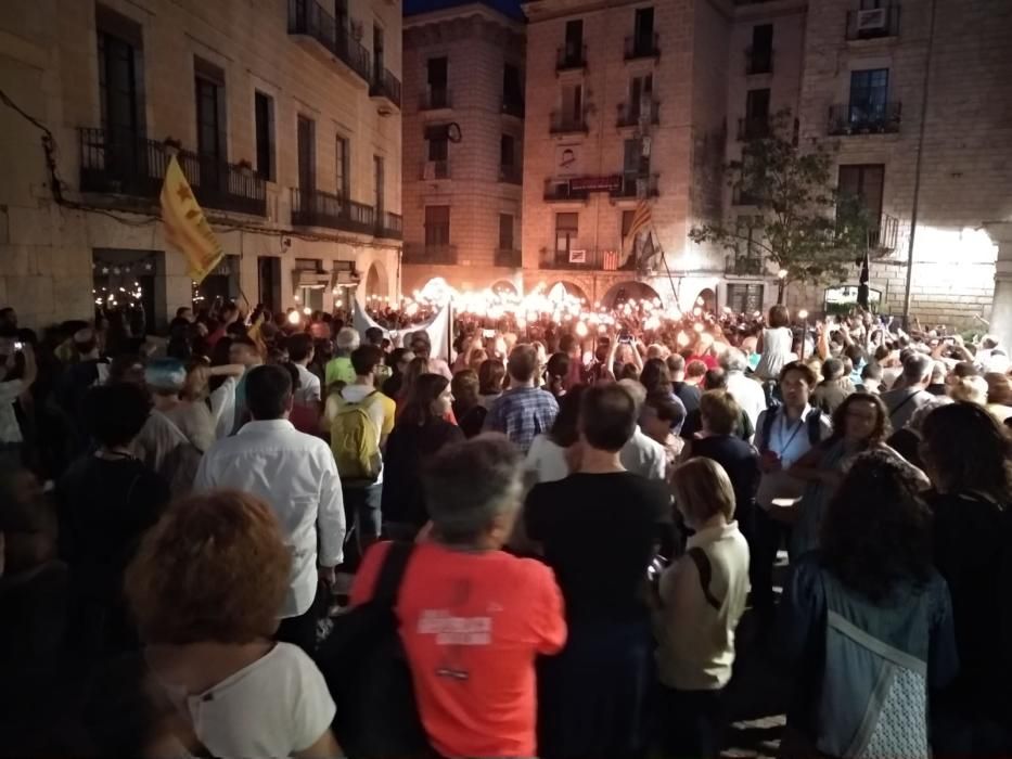 Marxa de torxes a Girona per commemorar el segon aniversari del referèndum de l'1-O