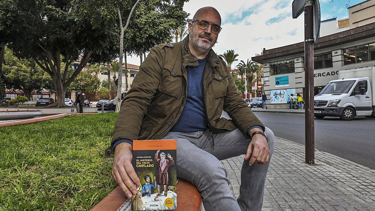 Antonio Avilés muestra uno de los ejemplares de su libro, El misterio del viejo chiflado. | ANTONIO AMORÓS