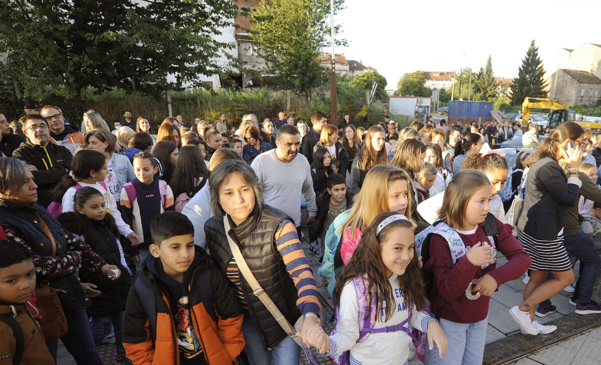 Un grupo de escolares, dispuesto a entrar al Golmar.cfb138c0e05ba6).jpg