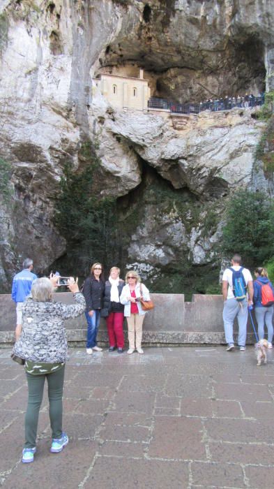 Turistas en Covadonga en el puente del 12 de octubre