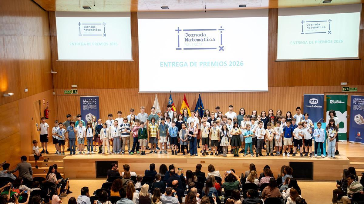 L’alumnat guardonat en la 34a Jornada Matemàtica del Col·legi Guadalaviar, a la cerimònia d’entrega de premis que es va celebrar al saló d’actes de l’edifici Nexus de la Politècnica.