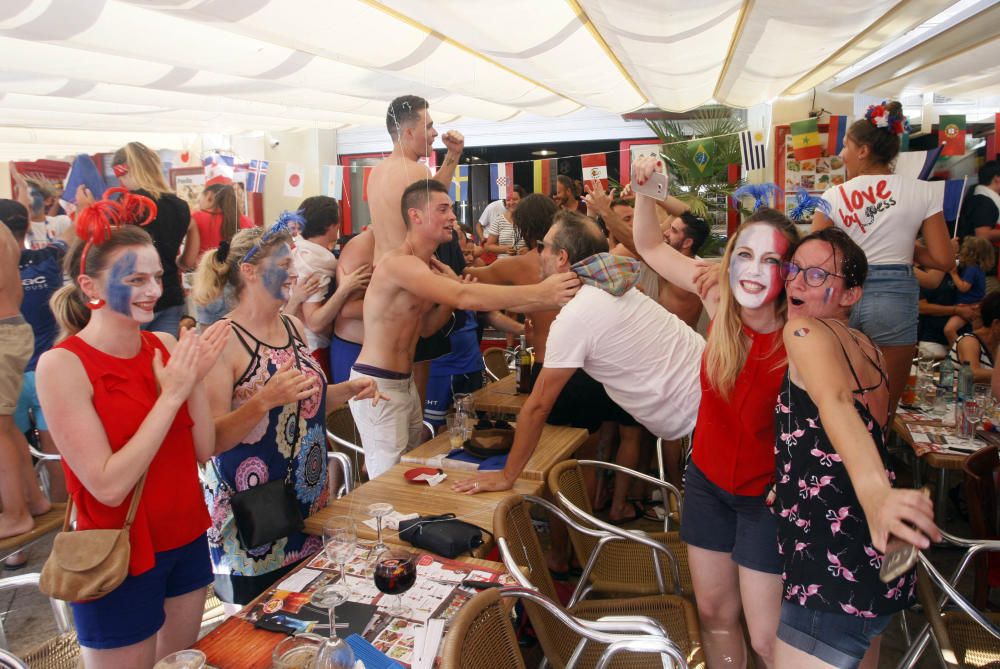 L''afició francesa a Roses celebra la victòria del seu equip al Mundial