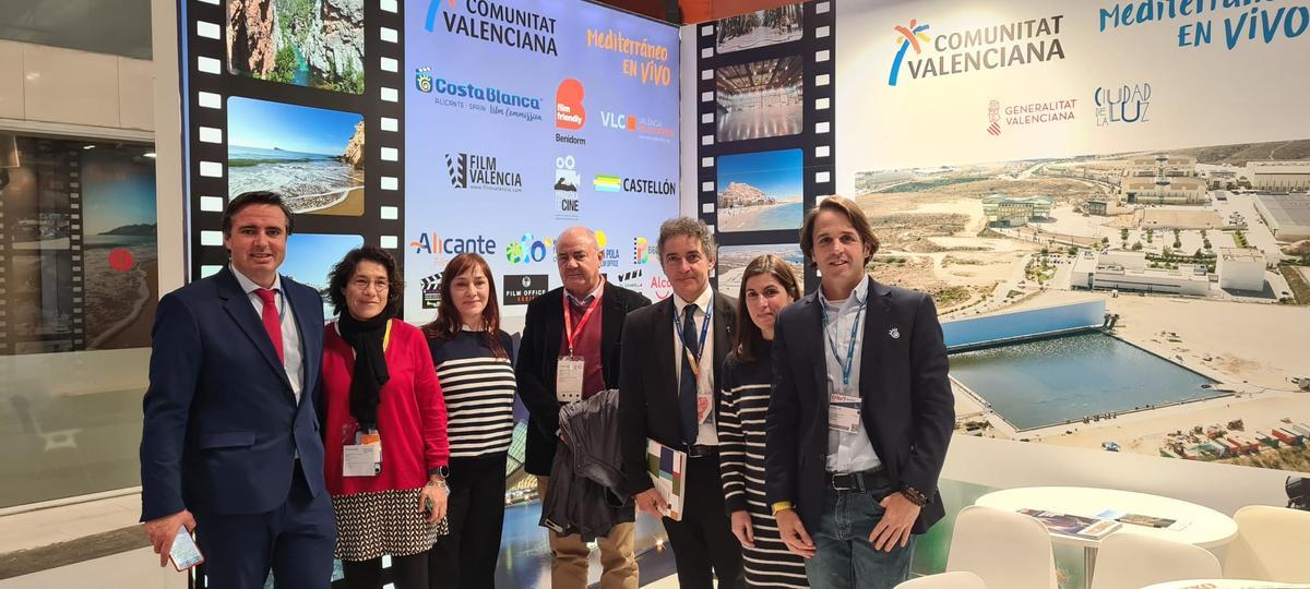 La comitiva, con Antonio Rodes y Francesc Colomer en el centro, en Fitur