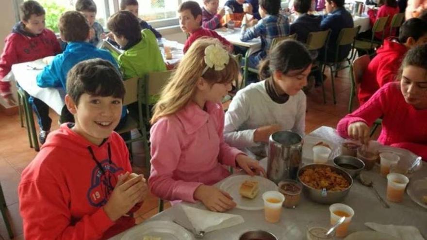 Alumnos del colegio de Curtis, en un desayuno.