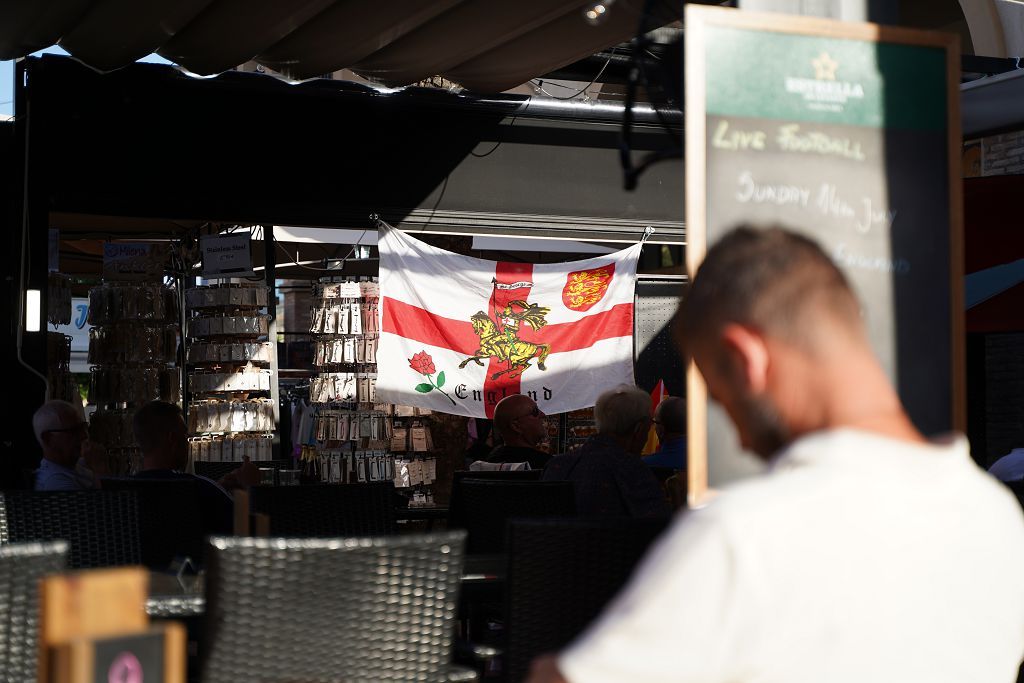 Un grupo de aficionados ingleses sigue la final desde Los Alcázares