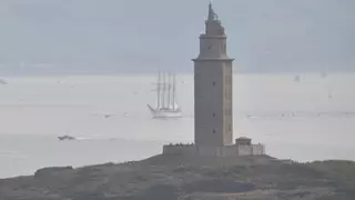 El Juan Sebastián de Elcano a su paso por A Coruña