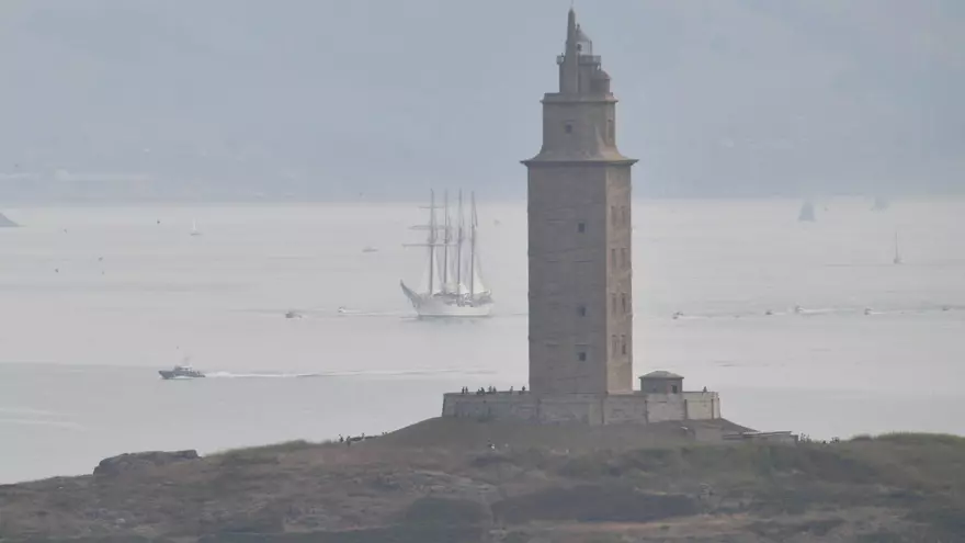El Juan Sebastián de Elcano a su paso por A Coruña