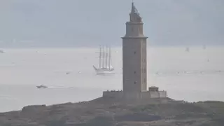 El Juan Sebastián de Elcano, con la princesa Leonor a bordo, rinde homenaje en A Coruña a la expedición de 1525